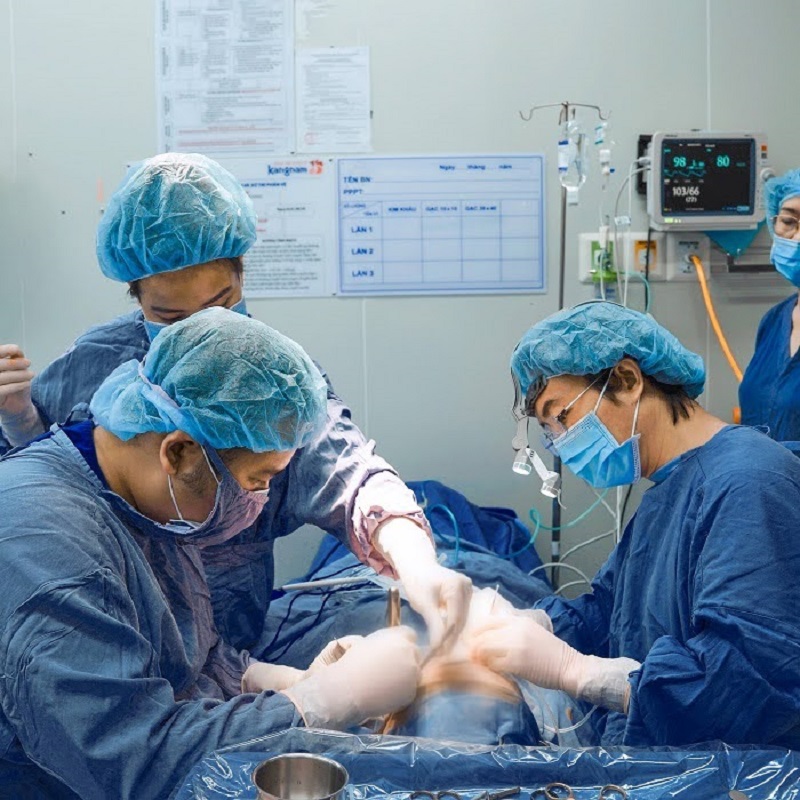 Doctor performs eyelid surgery 