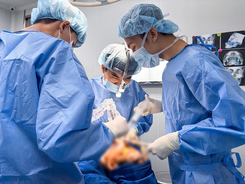 Kangnam has a team of maxillofacial surgeons with many years of experience.