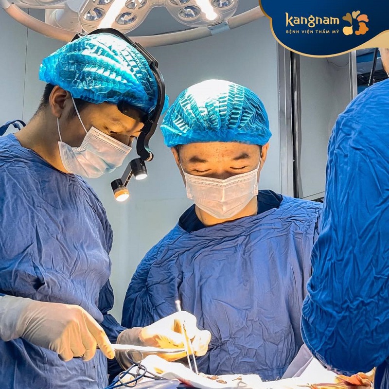 Choose a breast augmentation surgeon who is qualified and has many years of experience.