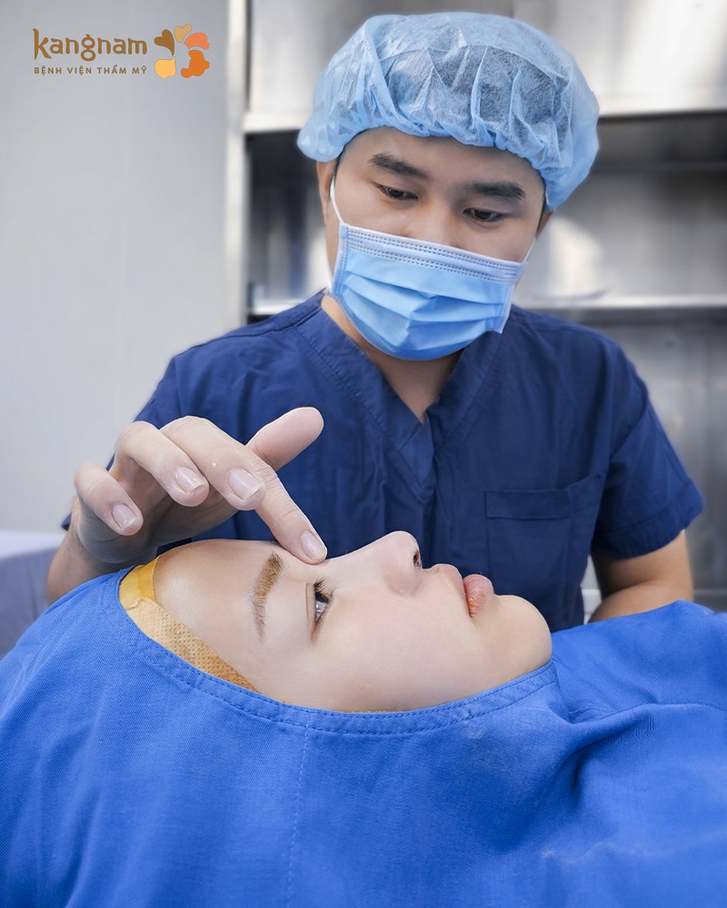 Immediately after rhinoplasty, the wound will be slightly swollen and painful.