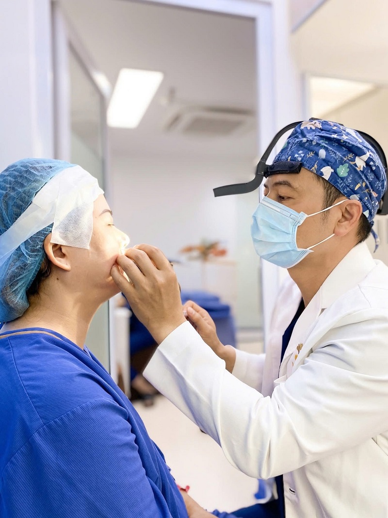 It is important to choose a rhinoplasty surgeon with many years of experience.