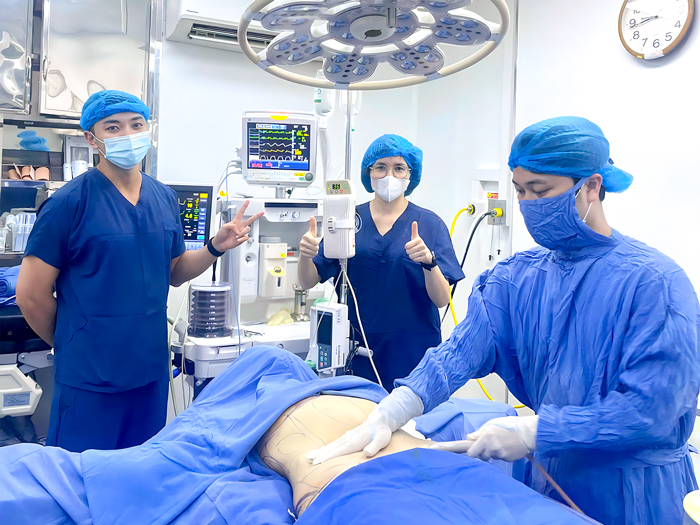 Standardized sterile operating room for safe liposuction procedures according to Ministry of Health regulations.