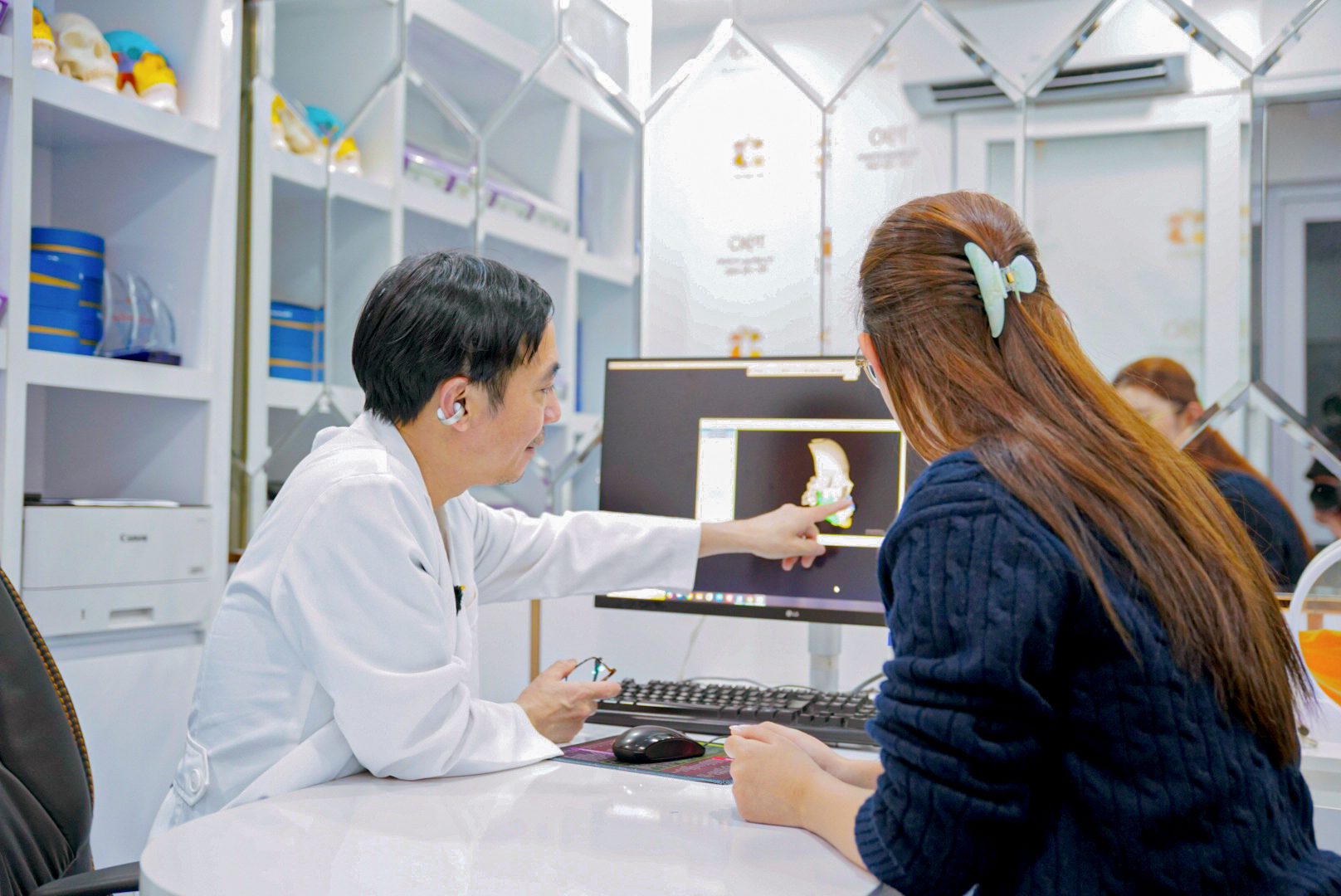 The applied technology and techniques influence the cost of jaw reduction surgery. 