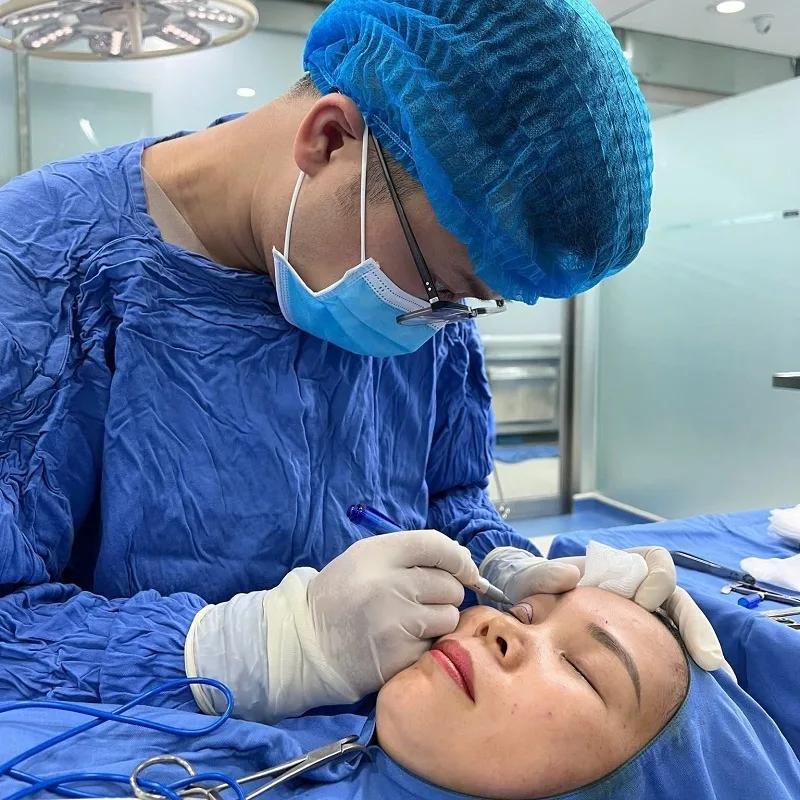 Outdated eyelid surgery techniques can leave clients with scars. 