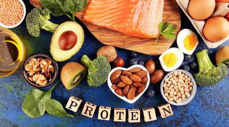 After eyelid surgery, you should eat plenty of oats, nuts, and fruits and vegetables to help the wound heal quickly. 
