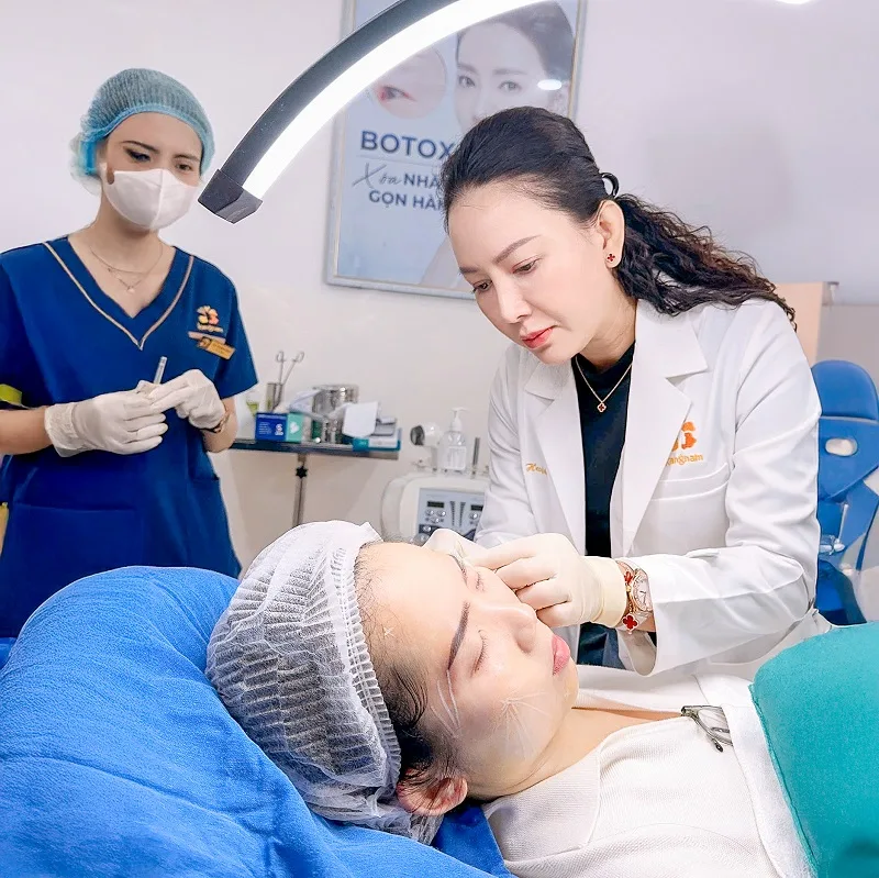 Bác sĩ da liễu chuyên khoa sẽ khám và tư vấn về số lượng chỉ cần thiết để cấy ghép.
