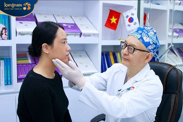 Tai Kangnam trước khi thực hiện phẫu thuật, khách hàng sẽ được tư vấn bởi bác sĩ có chuyên môn, kinh nghiệm lâu năm
