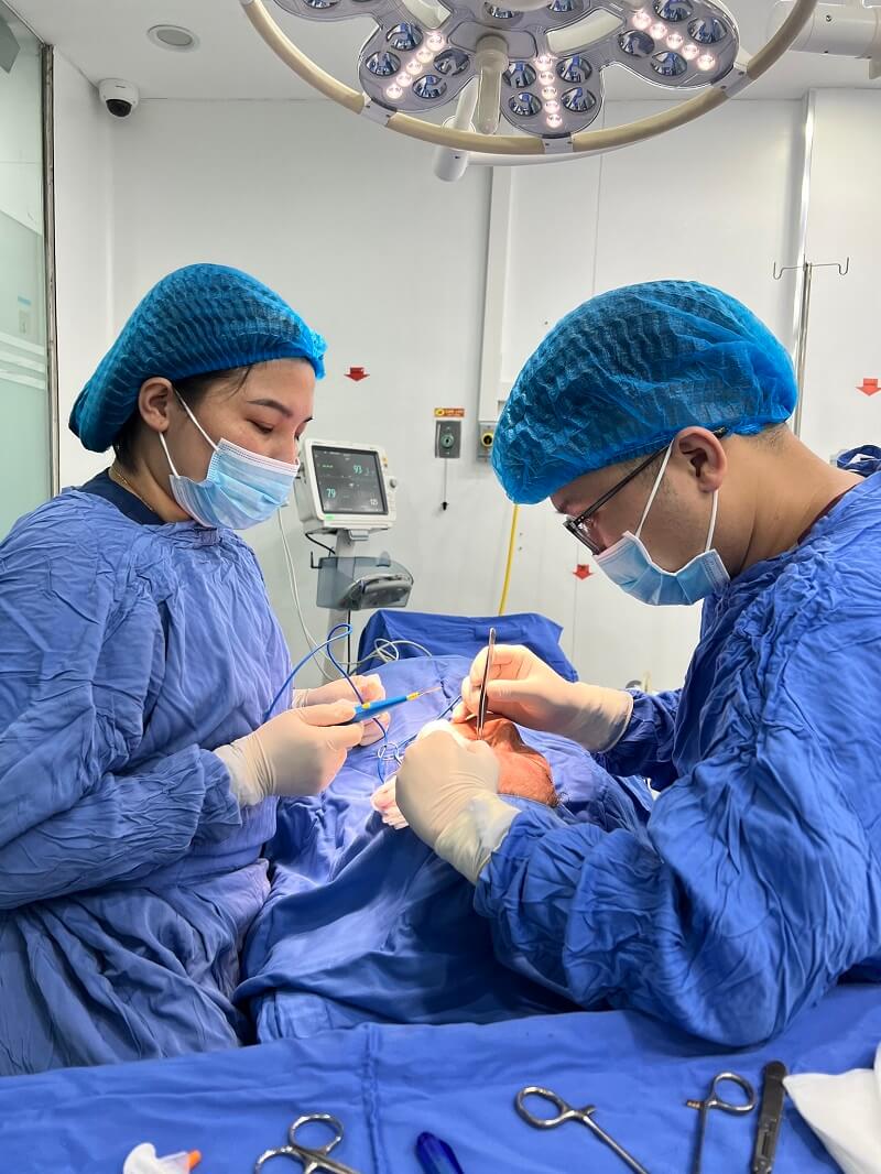 Tiến hành cắt mí trong phòng thủ thuật