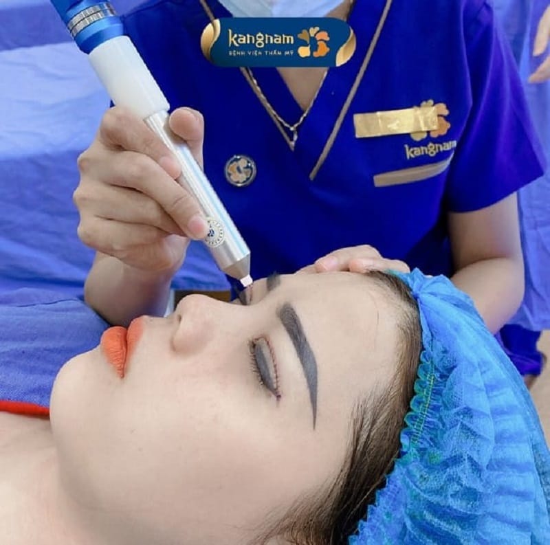 Khách hàng được chiếu tia Plasma lạnh để làm dịu vết thương