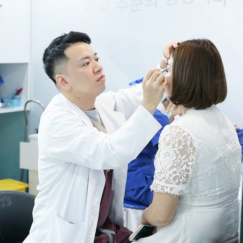 Bác sĩ thăm khám và tư vấn cho khách hàng