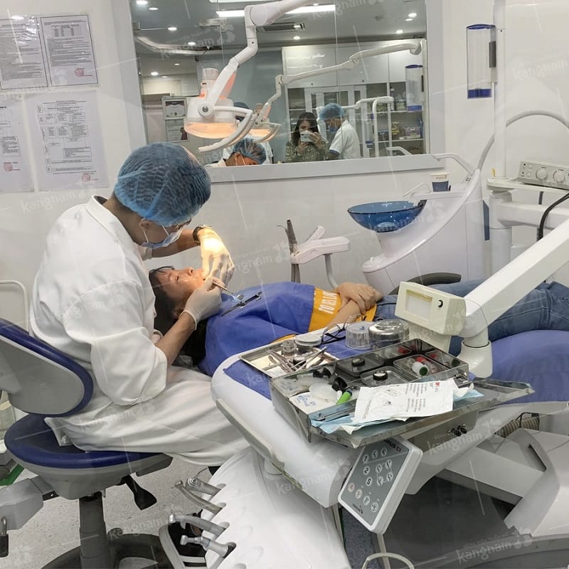 Khách hàng được gây tê trước khi bọc răng sứ