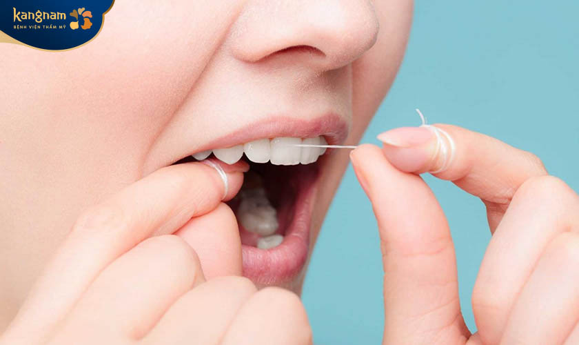 Vệ sinh răng miệng sạch sẽ giúp bảo vệ răng sứ lâu dài