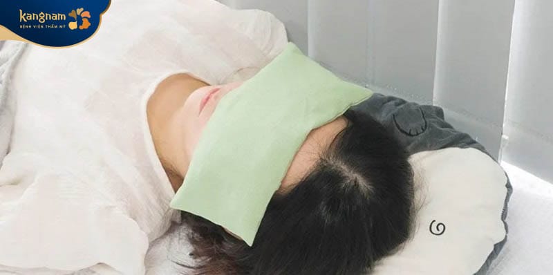Chườm mí mắt để giảm sưng tấy