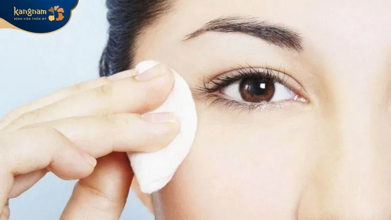 Thoroughly clean the eyelids after eyelid surgery. 