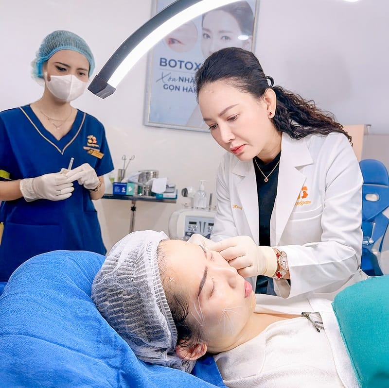 Bác sĩ chuyên khoa Da liễu sẽ thăm khám, tư vấn lượng chỉ cần cấy phù hợp