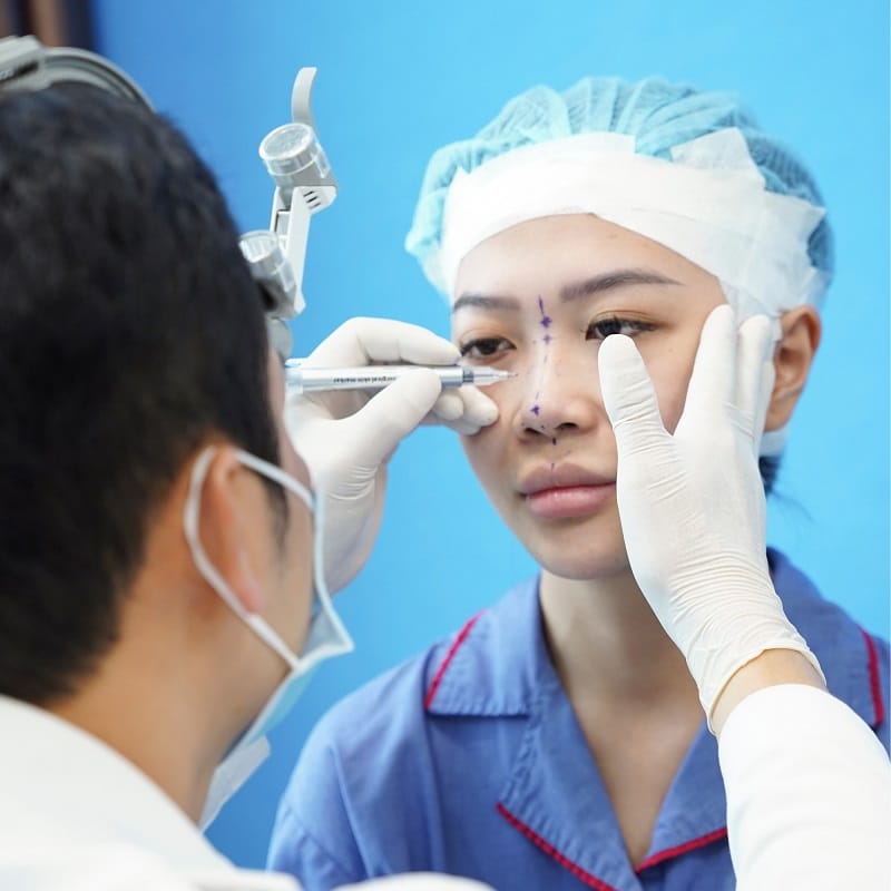 Bác sĩ phác thảo dáng mũi phù hợp với gương mặt của mỗi khách hàng