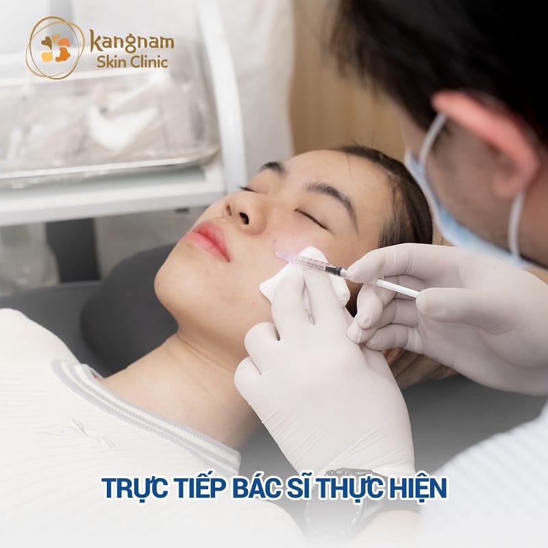 Trực tiếp bác sĩ chuyên khoa Da liễu tiêm cho khách hàng
