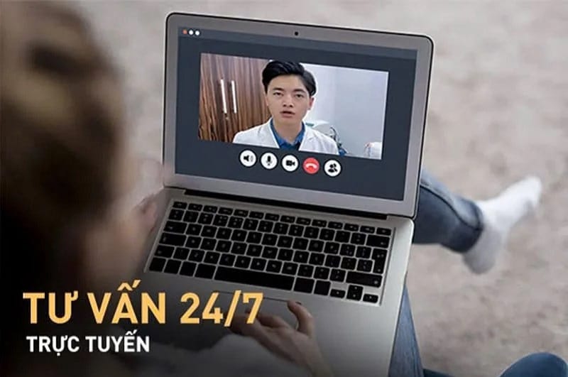 Khách hàng được bác sĩ tư vấn online