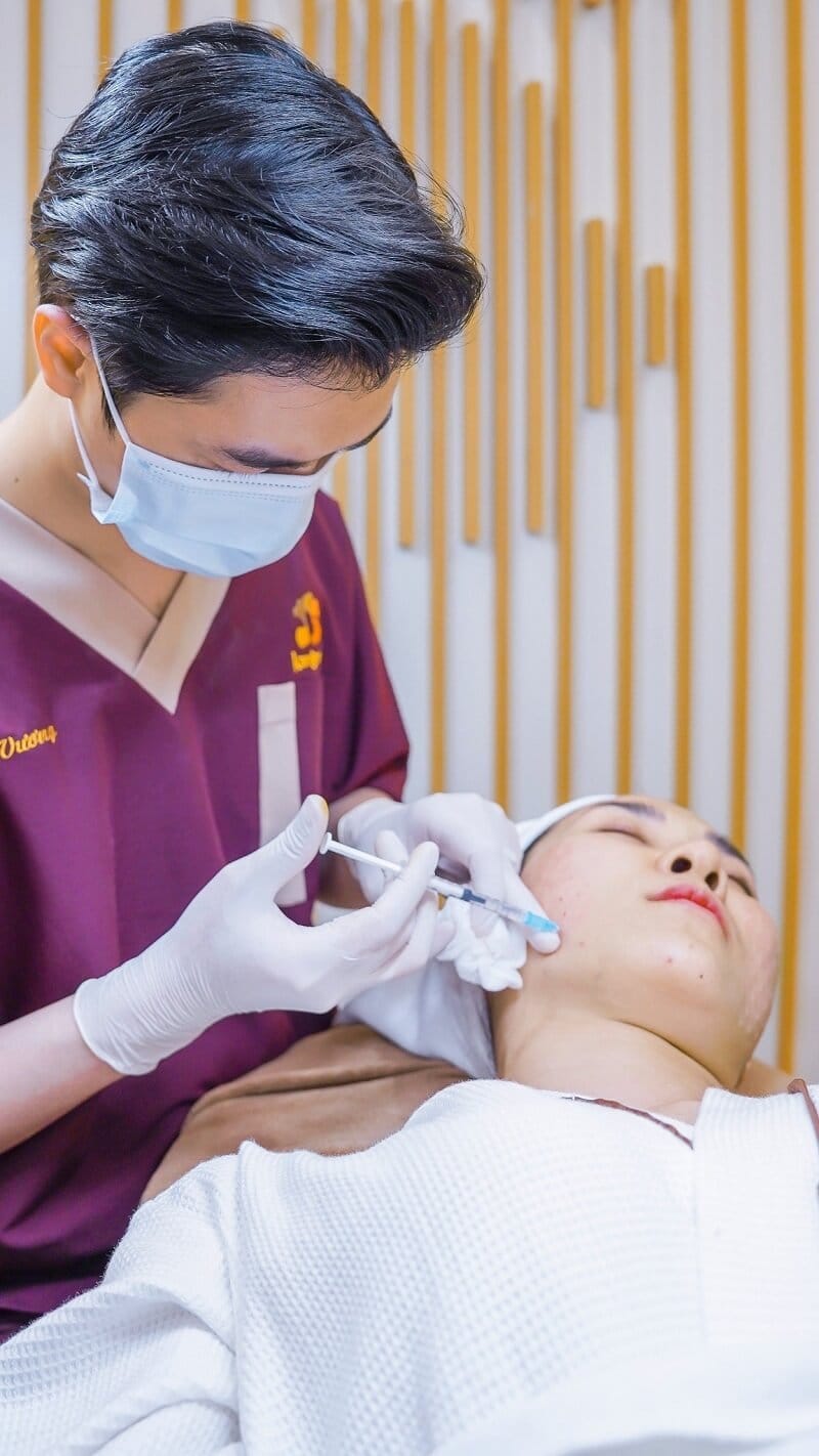 Trực tiếp bác sĩ chuyên khoa Da liễu thăm khám và tiêm cho khách hàng