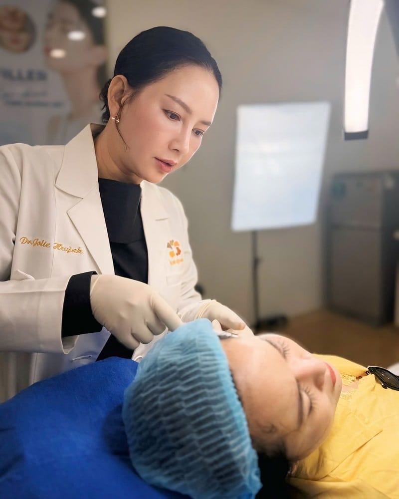 Khách hàng sẽ được bác sĩ thăm khám, tư vấn hoạt chất phù hợp với tình trạng da 