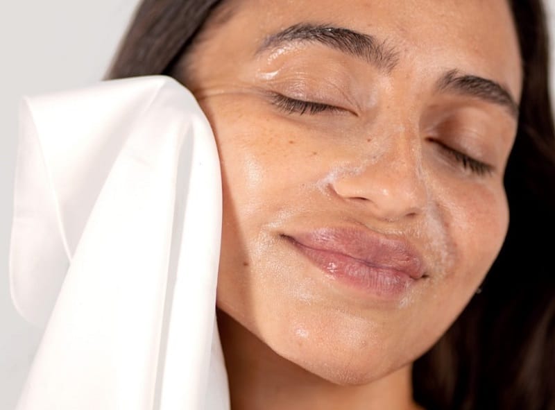 Nên tránh rửa mặt ngay sau khi căng chỉ collagen