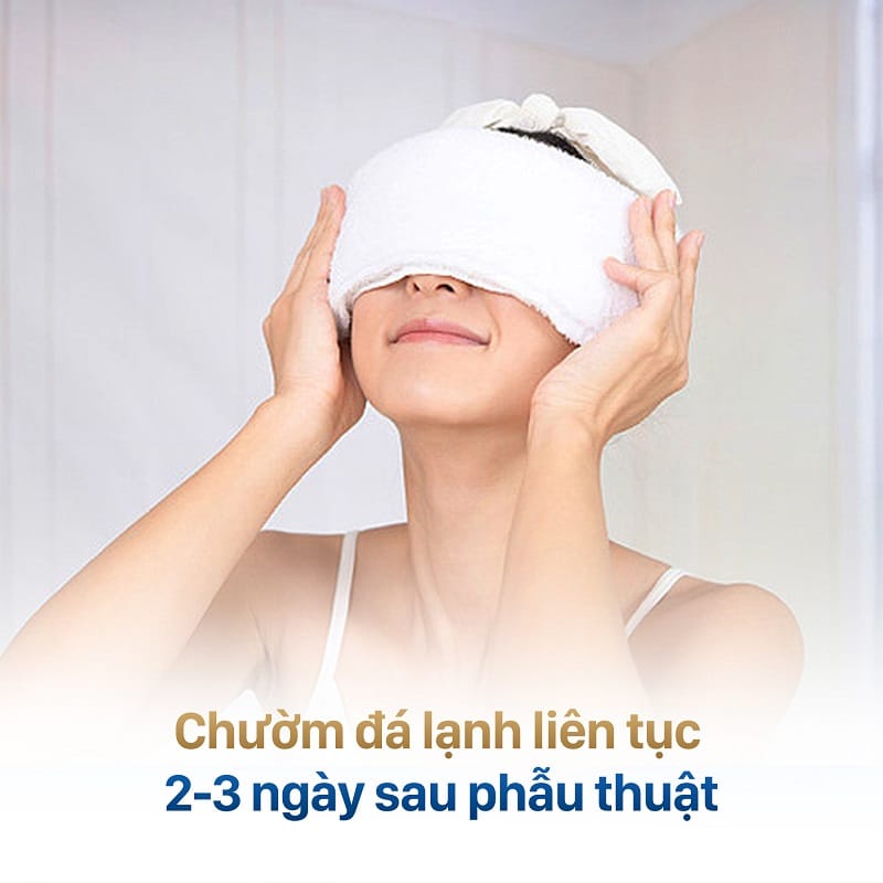 Khách hàng có thể chườm lạnh để giảm sưng tấy sau cắt mí