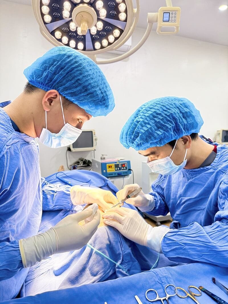 Bác sĩ chuyên khoa sử dụng dao mổ plasma để tạo đường mổ siêu mảnh