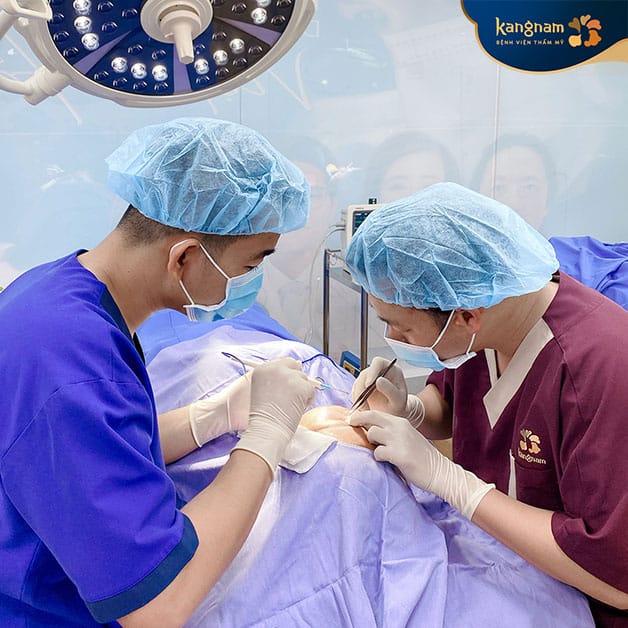 Quá trình cắt mí được gây tê nên không đau