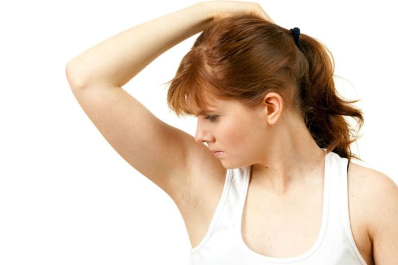 Triệt lông không đúng cách có thể làm tăng nguy cơ viêm nang lông và gây mùi hôi