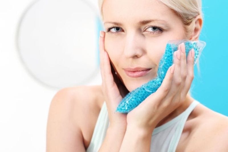 Chườm lạnh đúng cách giúp giảm sưng hiệu quả sau khi tiêm filler