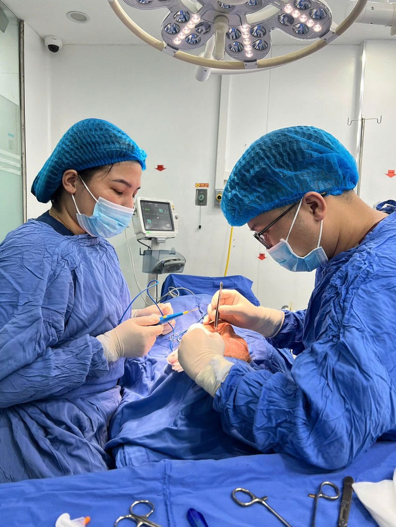 Bác sĩ có chuyên môn, nhiều năm kinh nghiệm thao tác cắt mí chính xác