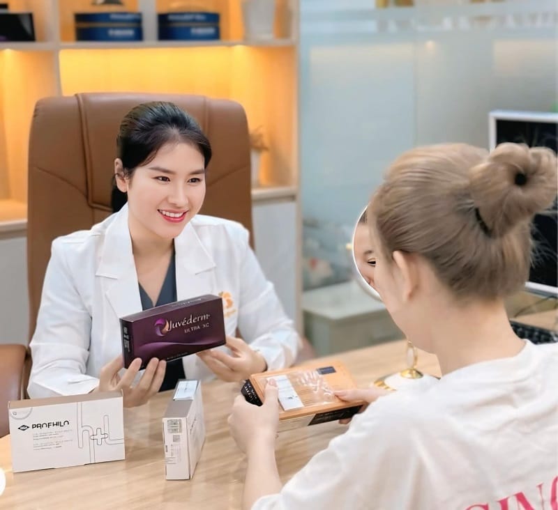 Thăm khám với bác sĩ chuyên khoa để được tư vấn loại filler phù hợp