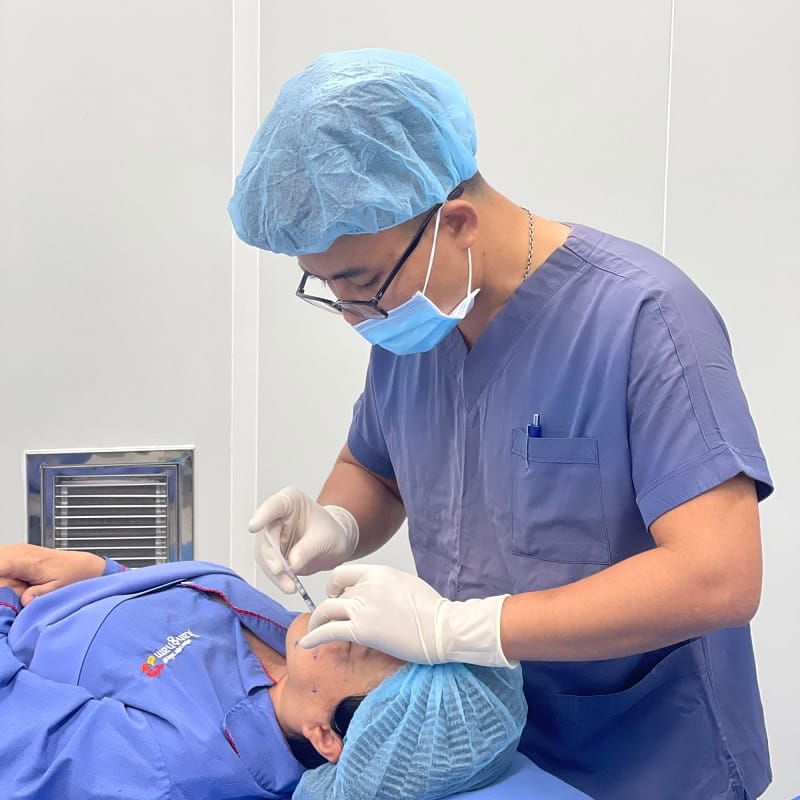 Bác sĩ có chuyên môn cao sẽ đảm bảo an toàn cho khách hàng