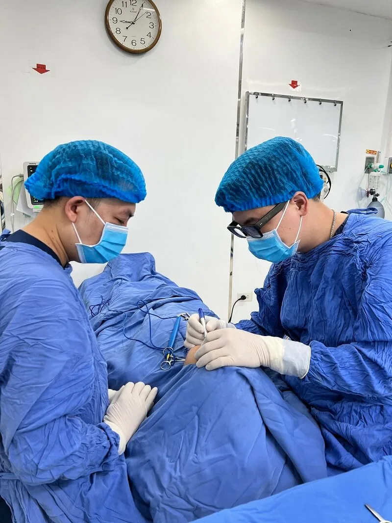 Doctors with many years of experience help minimize complications during eyelid surgery. 