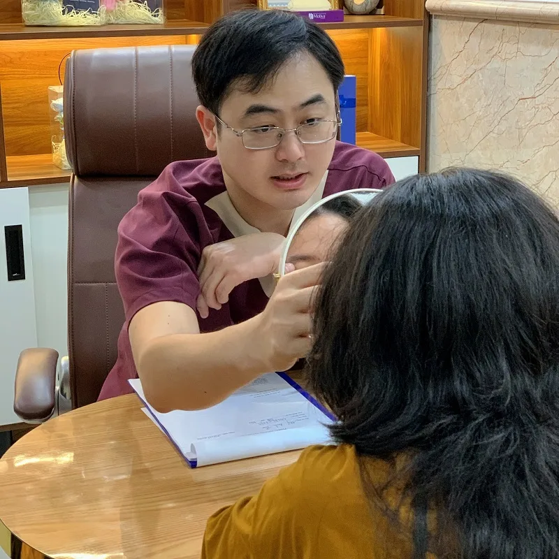 Dr. Frankie Vu currently serves as Deputy Head of the Facial Aesthetics Department at Kangnam Saigon Aesthetic Hospital. 