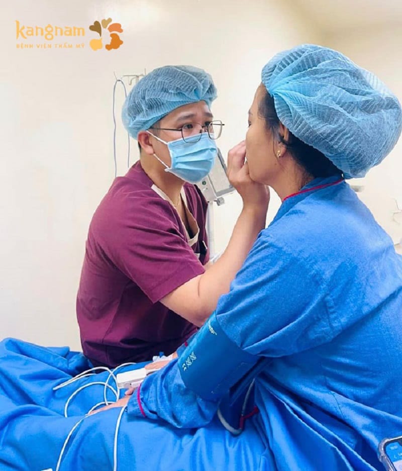 Quá trình cắt mí cho khách hàng bác sĩ luôn thao tác tỉ mỉ, cẩn thận