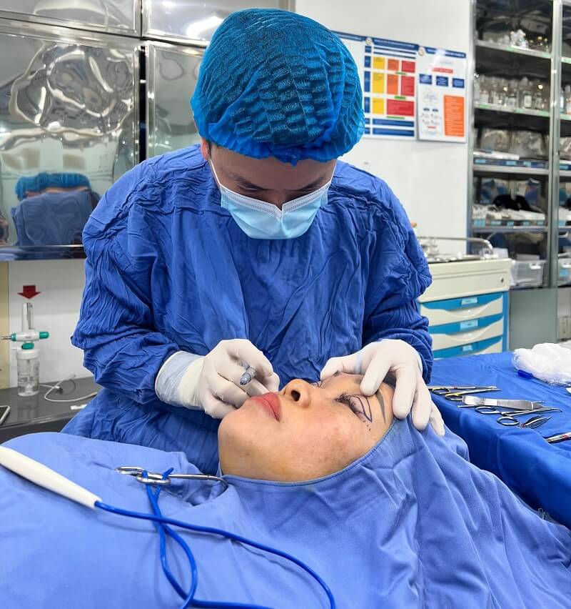 Bác sĩ có tay nghề cao sẽ mang lại nếp mí đẹp, tự nhiên