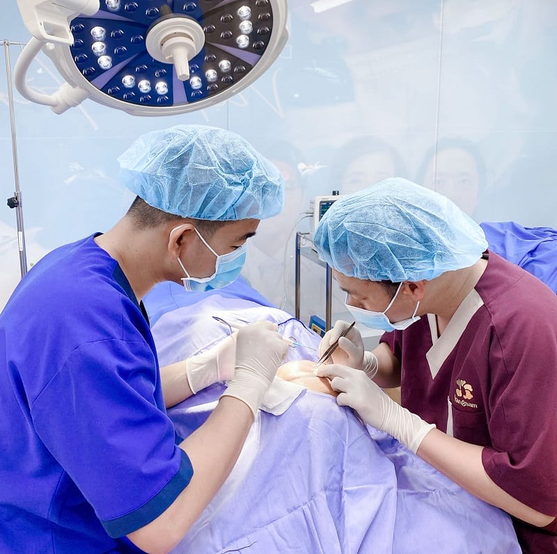 Thực hiện cắt mí trong phòng thủ thuật