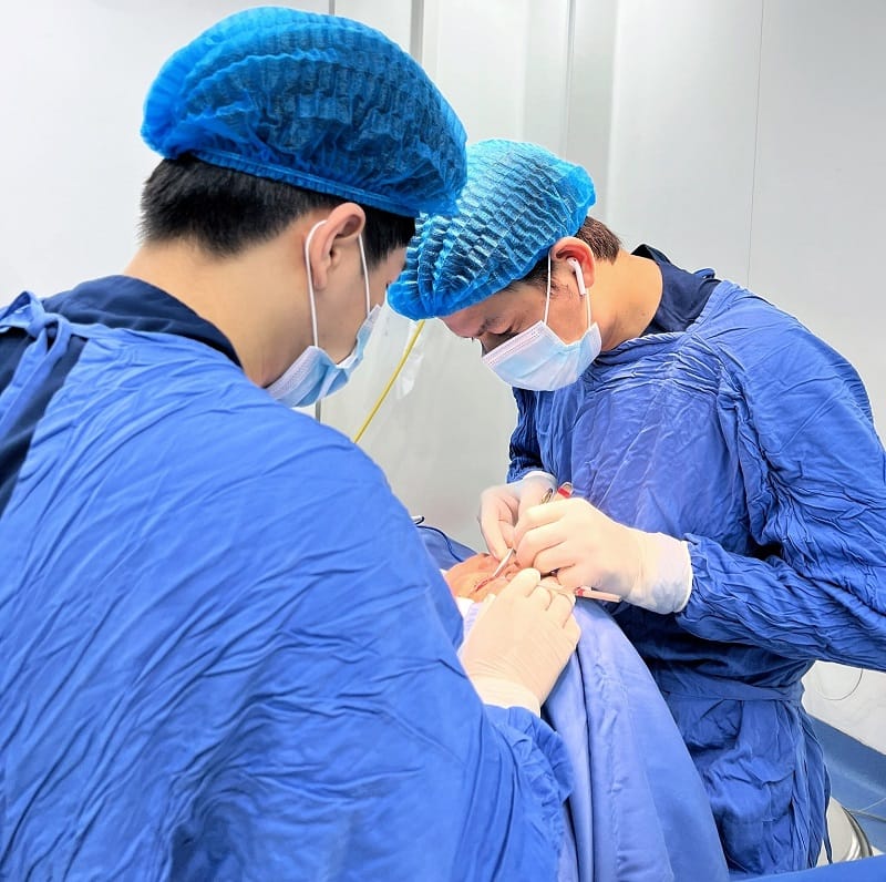 Nên lựa chọn địa chỉ thẩm mỹ uy tín, có bác sĩ giỏi chuyên môn