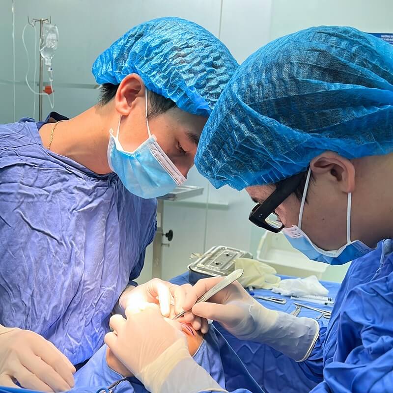 Bác sĩ có tay nghề cao sẽ giúp quá trình cắt mí diễn ra nhẹ nhàng