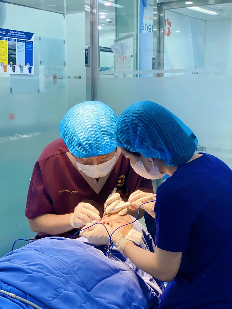 Những bác sĩ giỏi chuyên môn sẽ giúp thao tác cắt mí chính xác