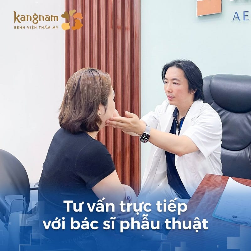 Bác sĩ chuyên khoa trực tiếp thăm khám và tư vấn cho khách hàng
