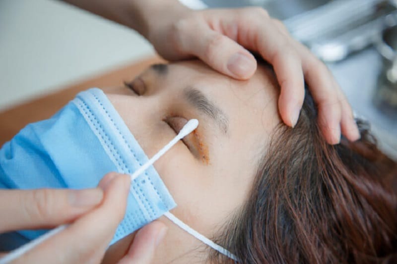 Làm sạch mí mắt hàng ngày bằng nước muối sinh lý