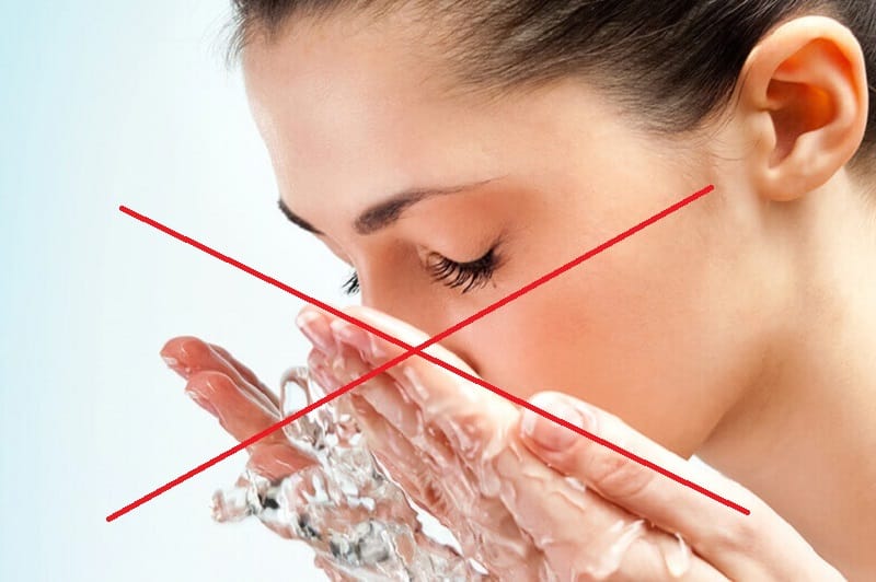 Không được sử dụng nước lã để vệ sinh mí mắt