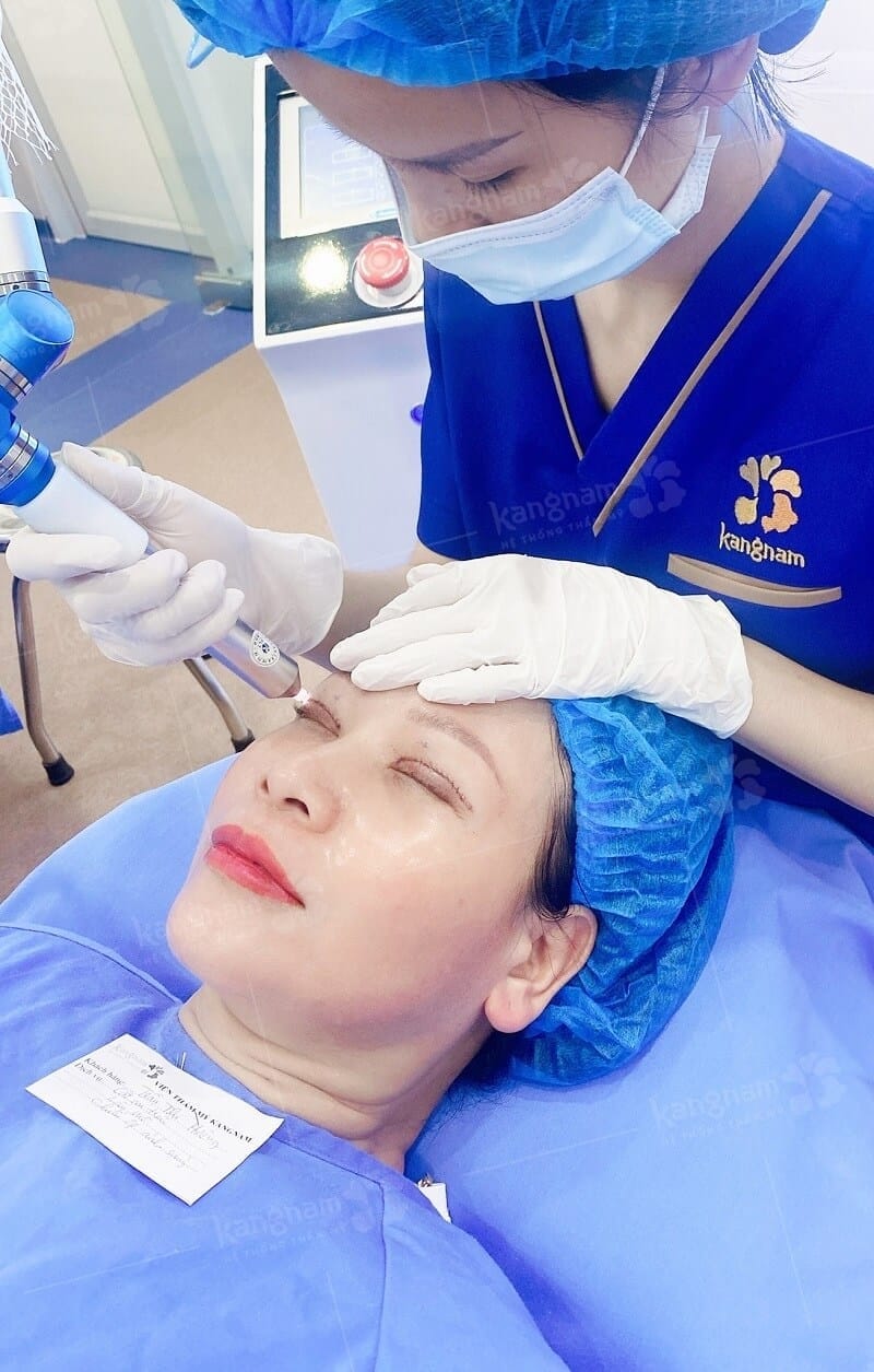 Tại Kangnam khách hàng được chiếu tia Plasma lạnh, giúp giảm sưng nề