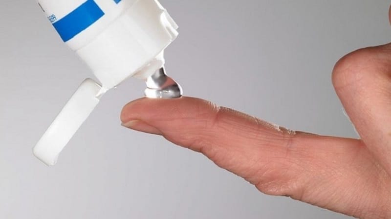 Bôi kem trị sẹo sau khi cắt chỉ mí mắt