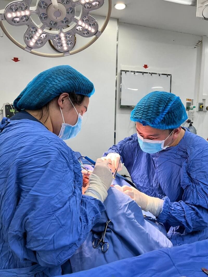 Bác sĩ loại bỏ chính xác lượng da thừa, tạo nếp mí cân đối sẽ duy trì được hiệu quả lâu dài