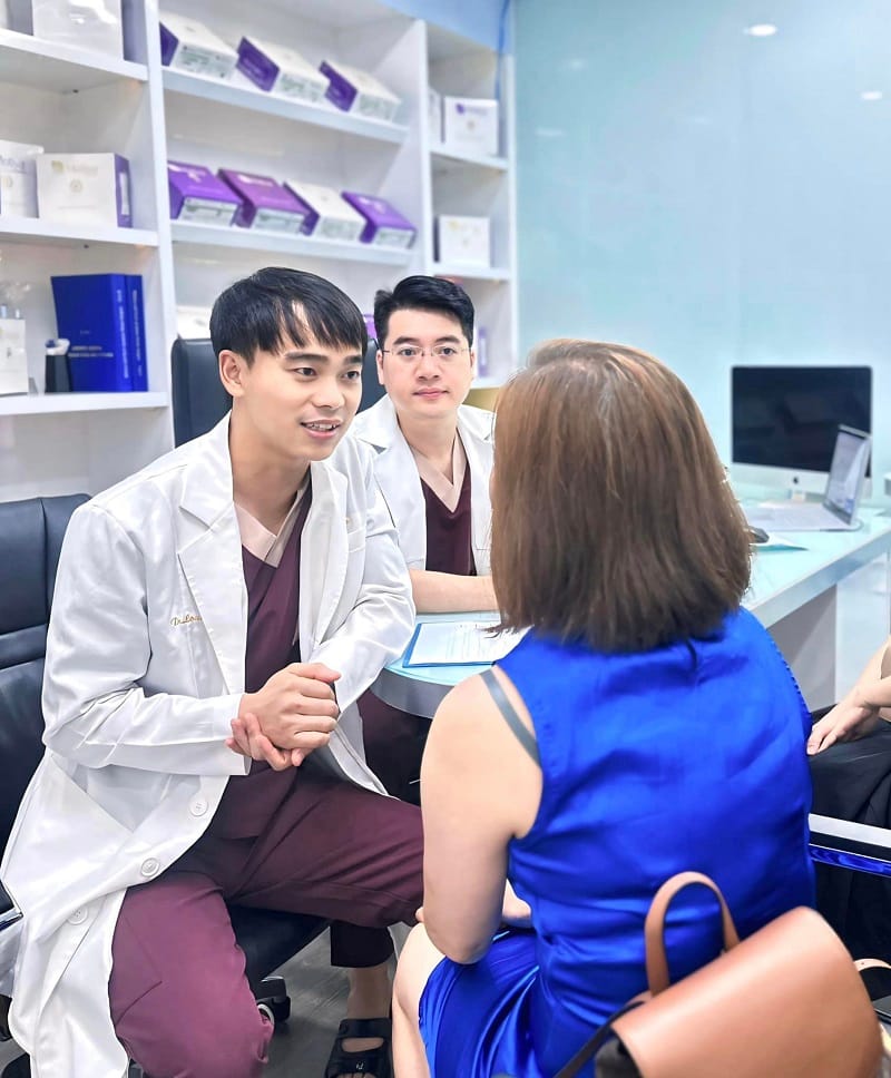 Bác sĩ chuyên khoa của Kangnam trực tiếp tư vấn cho khách hàng