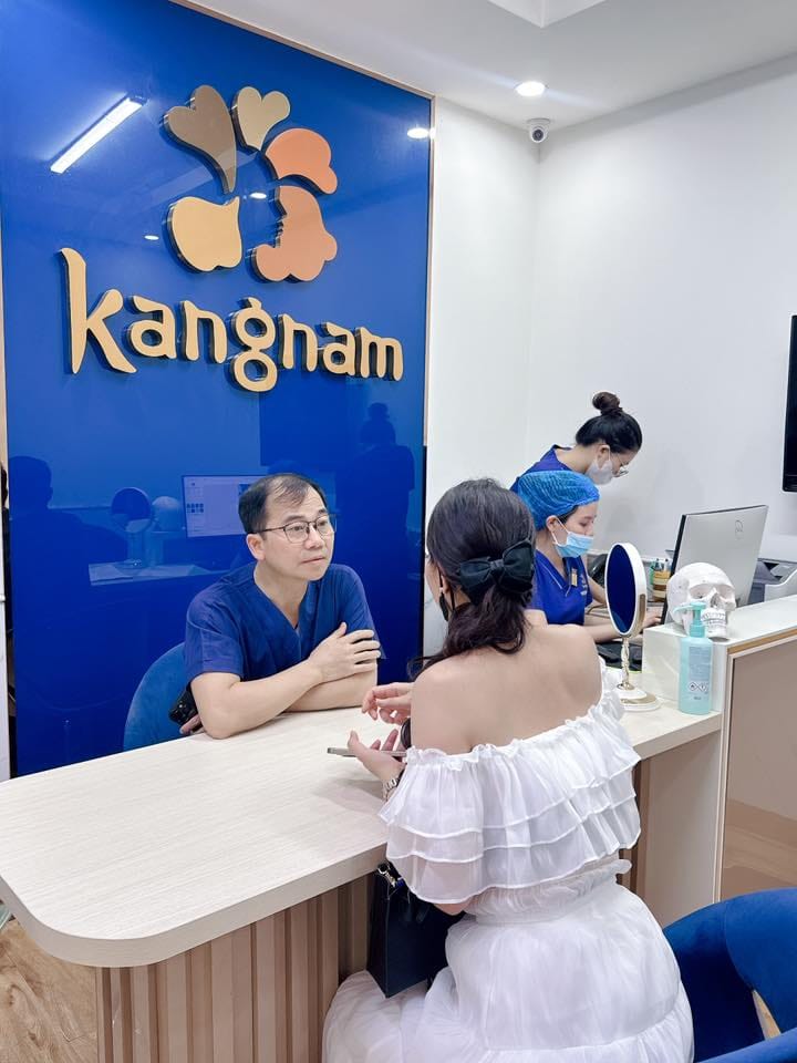 Khách hàng được các bác sĩ tại Kangnam thăm khám và tư vấn