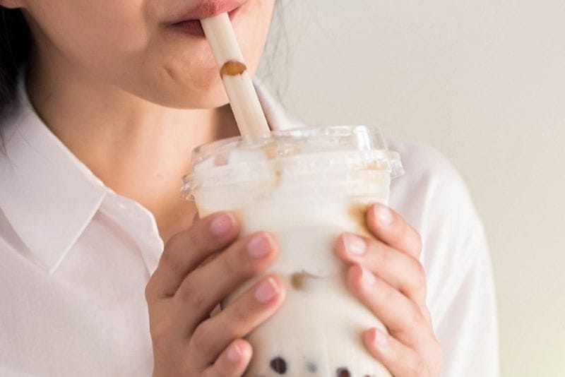 Sau nâng mũi không nên uống trà sữa